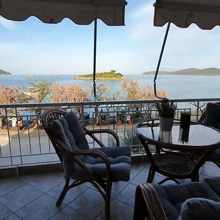 θέα μπροστά στη θάλασσα *