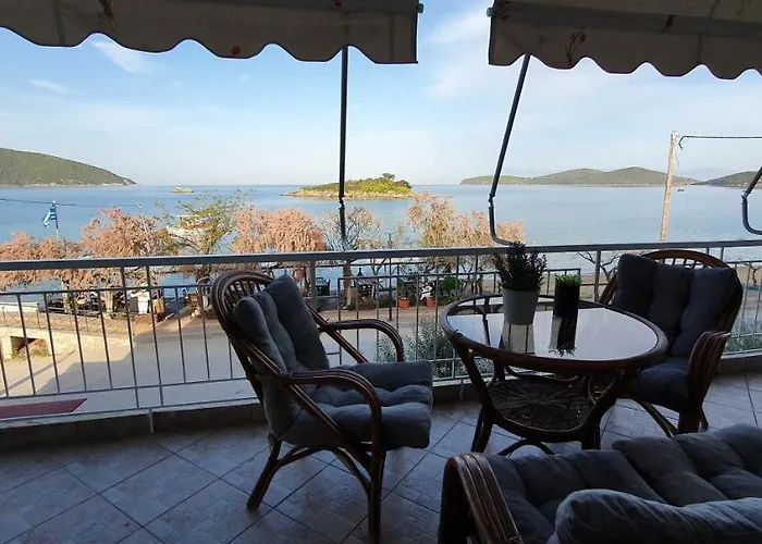 θέα μπροστά στη θάλασσα *